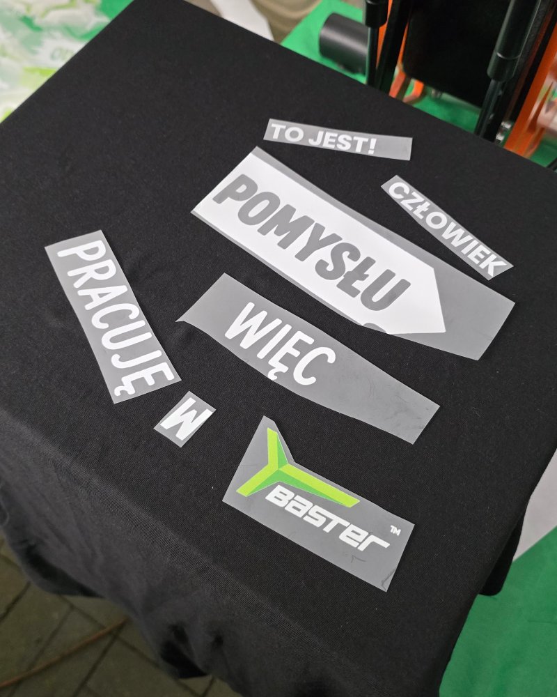 Wzory ułożone na koszulce przed wgrzaniem
