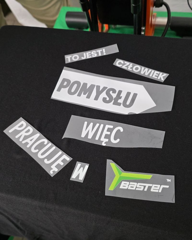 Wzór ułożony z napisów i elementów na czarnej koszulce przez uczestnika eventu