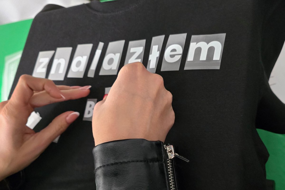 Układanie liter na czarnej koszulce