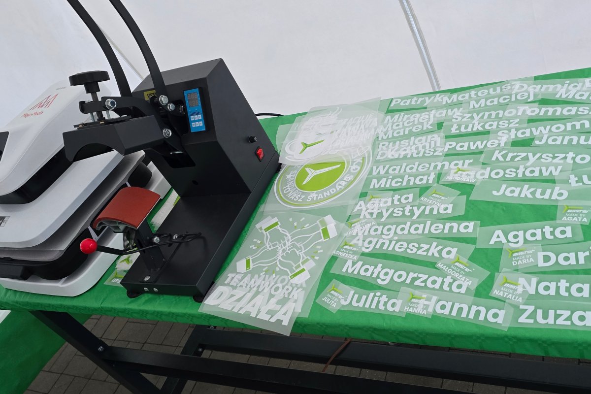 Prasa i rozłożone wzory na stanowisku