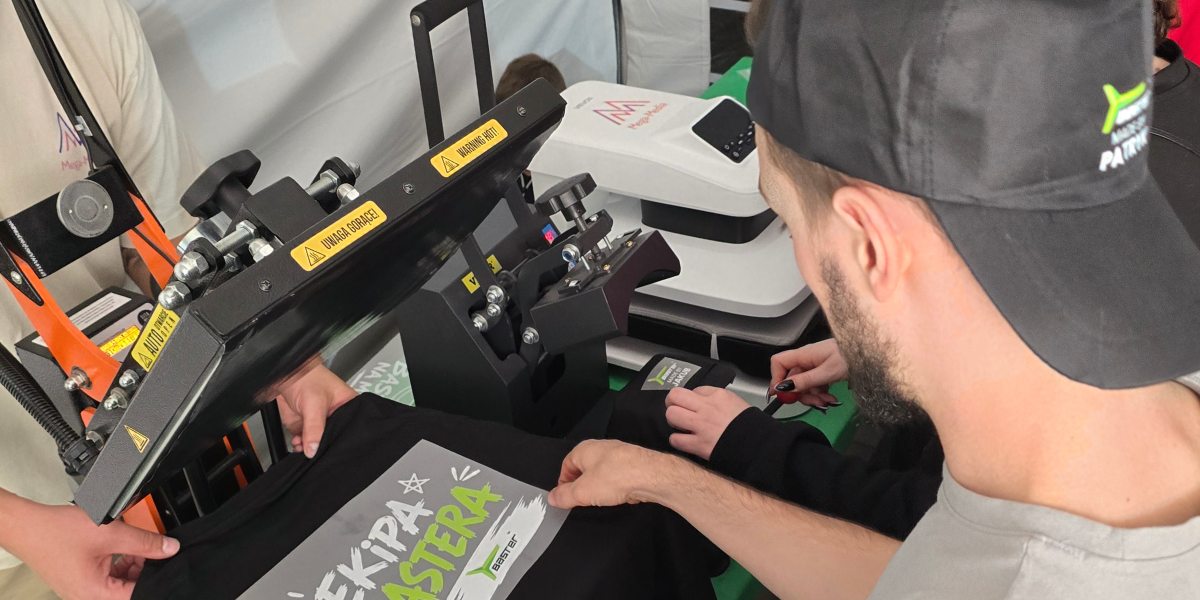 Uczestnicy eventu z gotowymi, własnoręcznie zrobionymi koszulkami